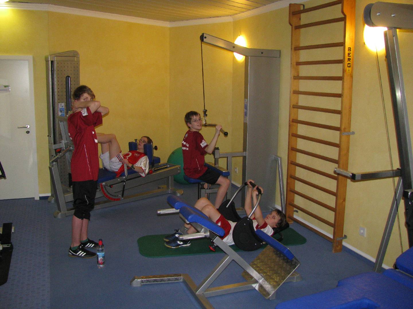 Jugendliche beim Fitnesstraining