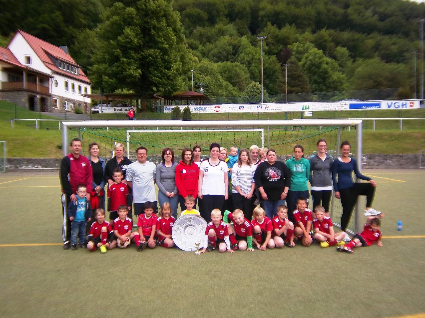 F-Jugend mit Eltern und Geschwistern