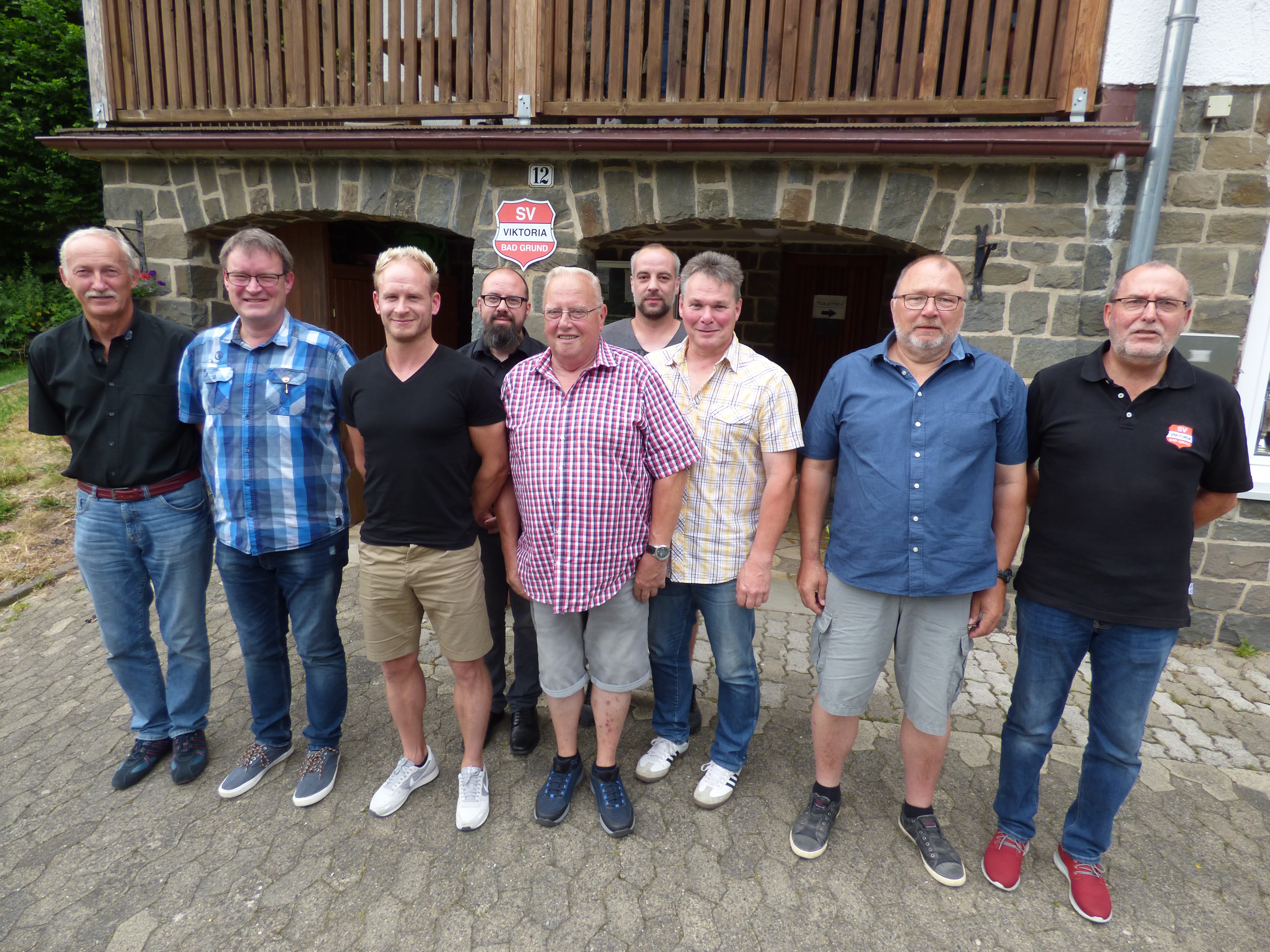 Viktorias Vorsitzender Rüdiger Lösch (rechts) und sein Stellvertreter Paul Kern mit den anwesenden Geehrten (von links) Thomas Schenker (30 Jahre), Dennis Isermann (30 Jahre), Holger Diener (stellvertretender Bürgermeister der Bergstadt), Rolf Benneckendorf (55 Jahre), Fabian Alke (30 Jahre), Matthias Lenz (35 Jahre) und Axel Schulz (40 Jahre). Foto: Marx 